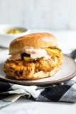 Air Fryer Chicken Sandwich met Sriracha Mayo