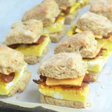 Make-Ahead Egg Biscuit Bites (voor je vriezer)